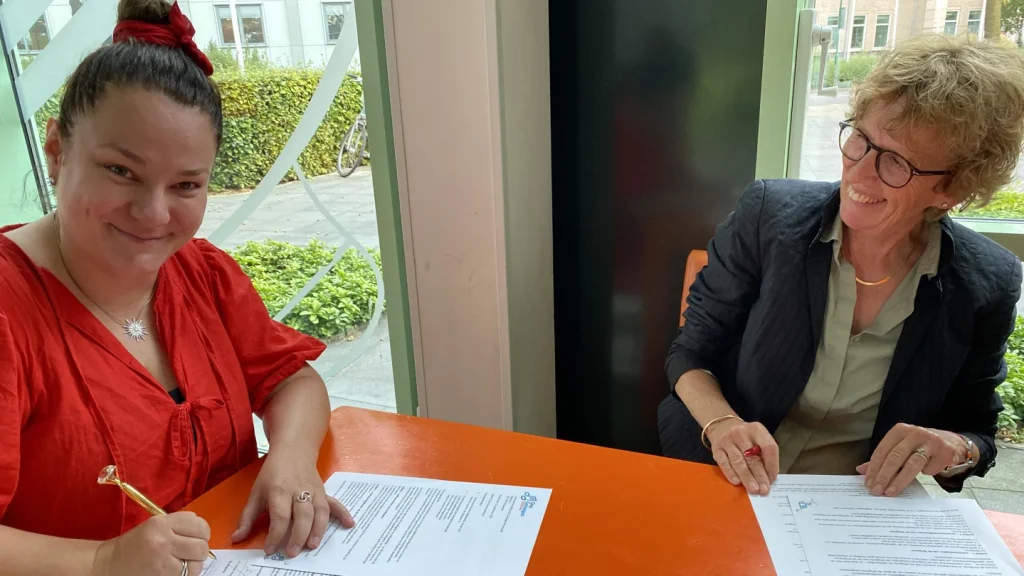 Dirigent Marjolijn van der Lee en Pauline Dirven